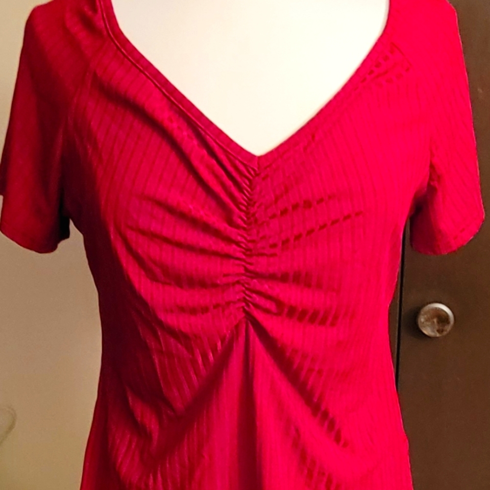 ❤ Bright and cheery red ladies top.